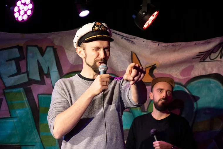 Rapper mit Kapitänsmütze spricht ins Mikrofon