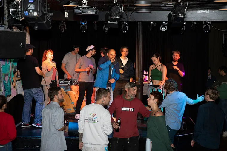 Bühne und Publikum während einer offenen Freestyle-Session
